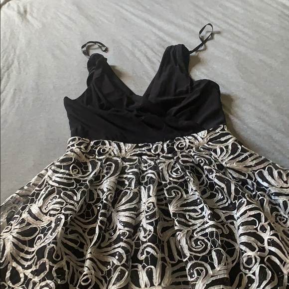 Black dress with pattern - Picture 1 of 5